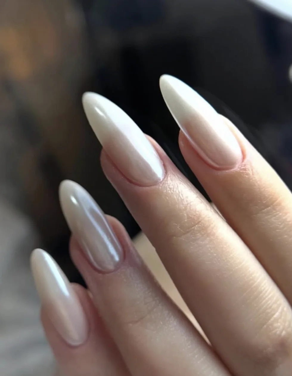 Manucure russe en gel capsule, forme amande, effet miroir nacré