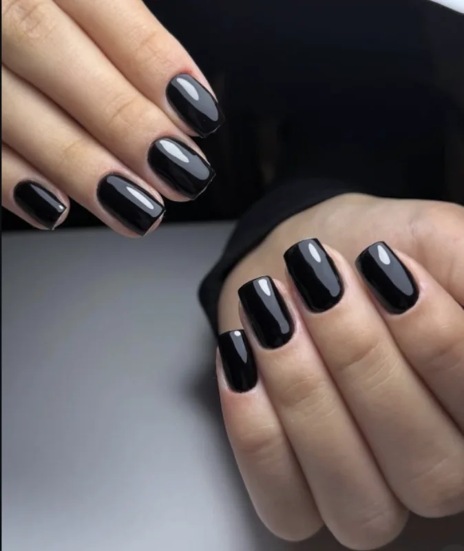 Pose permanente noire brillante sur ongles carrés courts