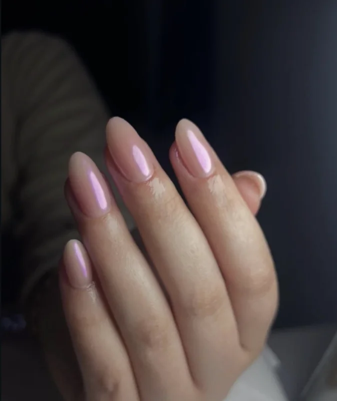 Ongles amande en dégradé rose nacré, finition brillante