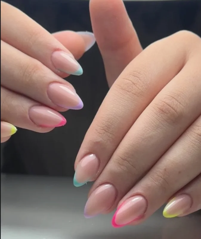 French colorée, une couleur pastel différente sur chaque ongle
