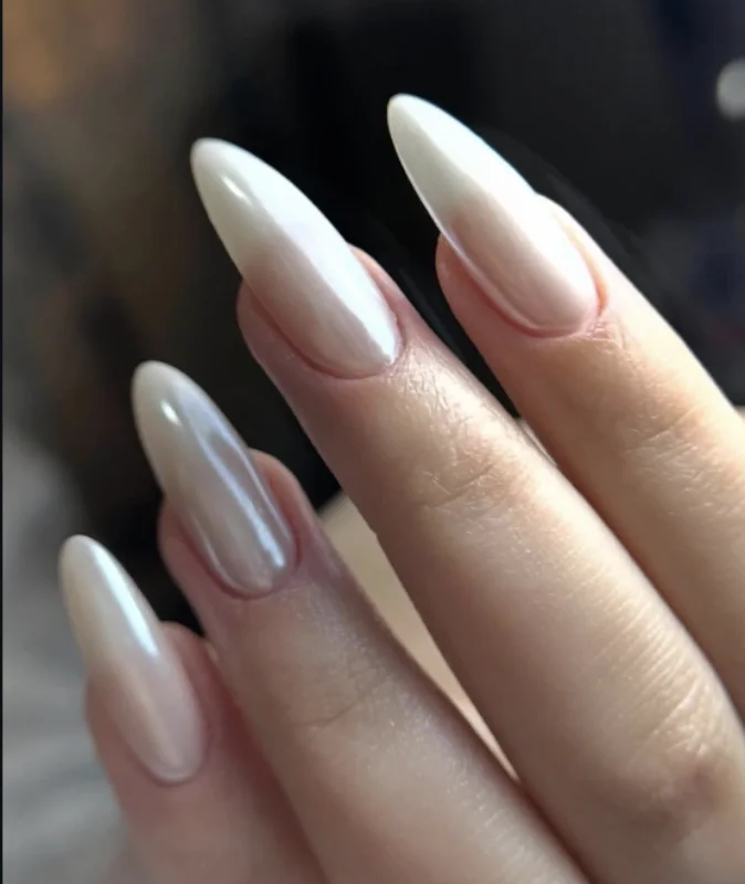 Ongles longs en amande, blanc nacré à reflets perlés