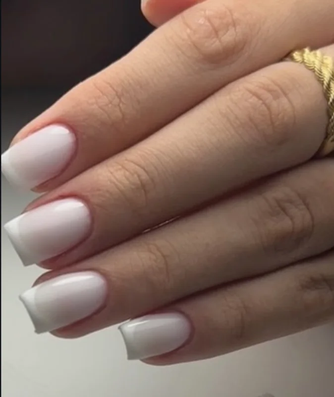 Pose carrée en dégradé babyboomer, du rose transparent au blanc