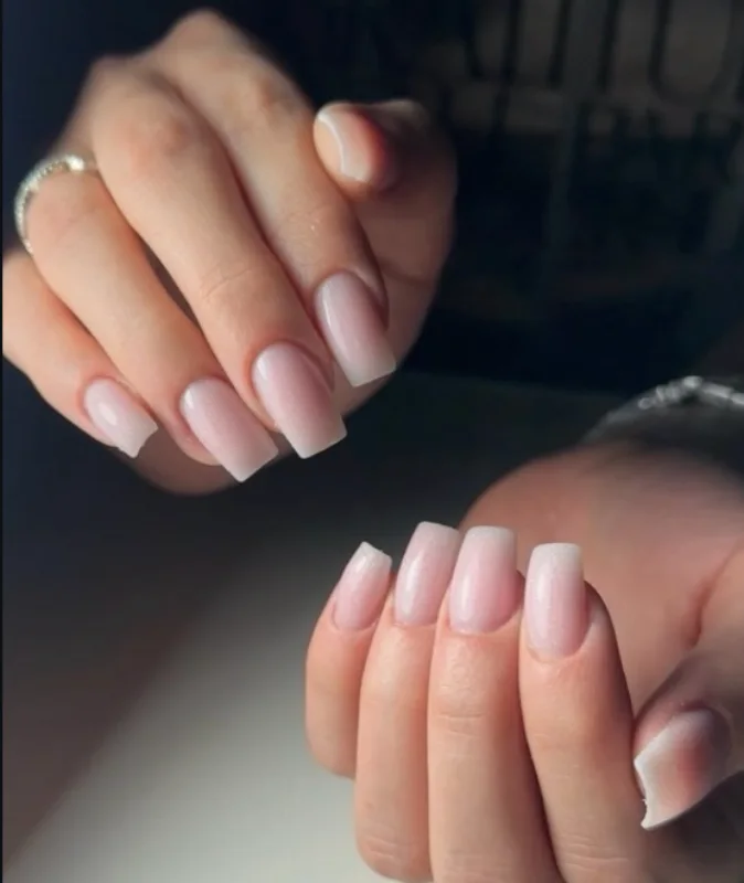 French nude sur deux mains, ongles carrés de longueur moyenne
